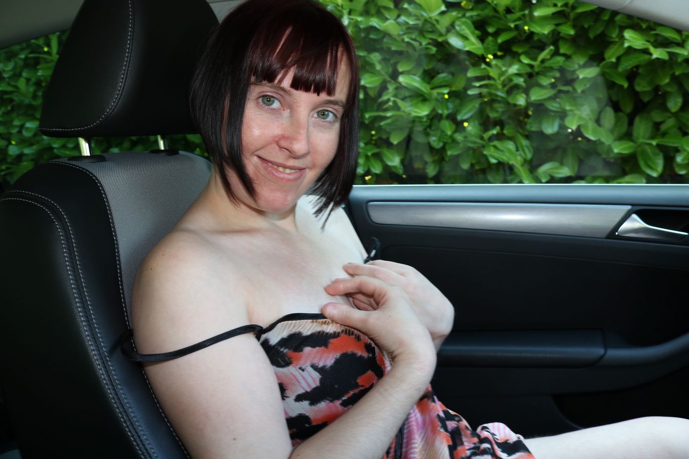 Зрелая британка светит голым телом в машине