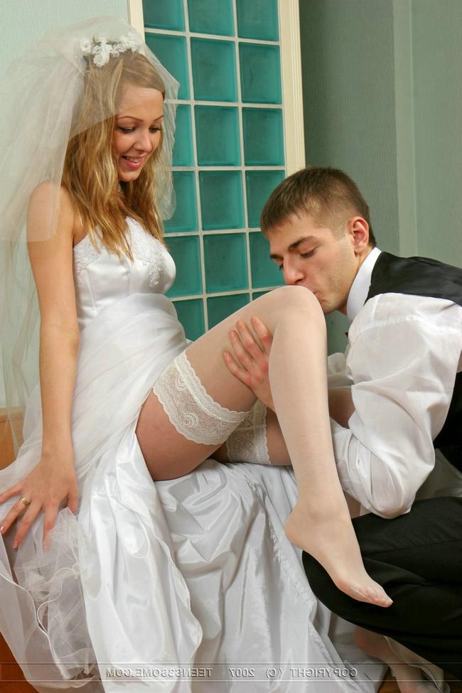 Выпившая невеста трахается с женихом и свидетелем порно фото