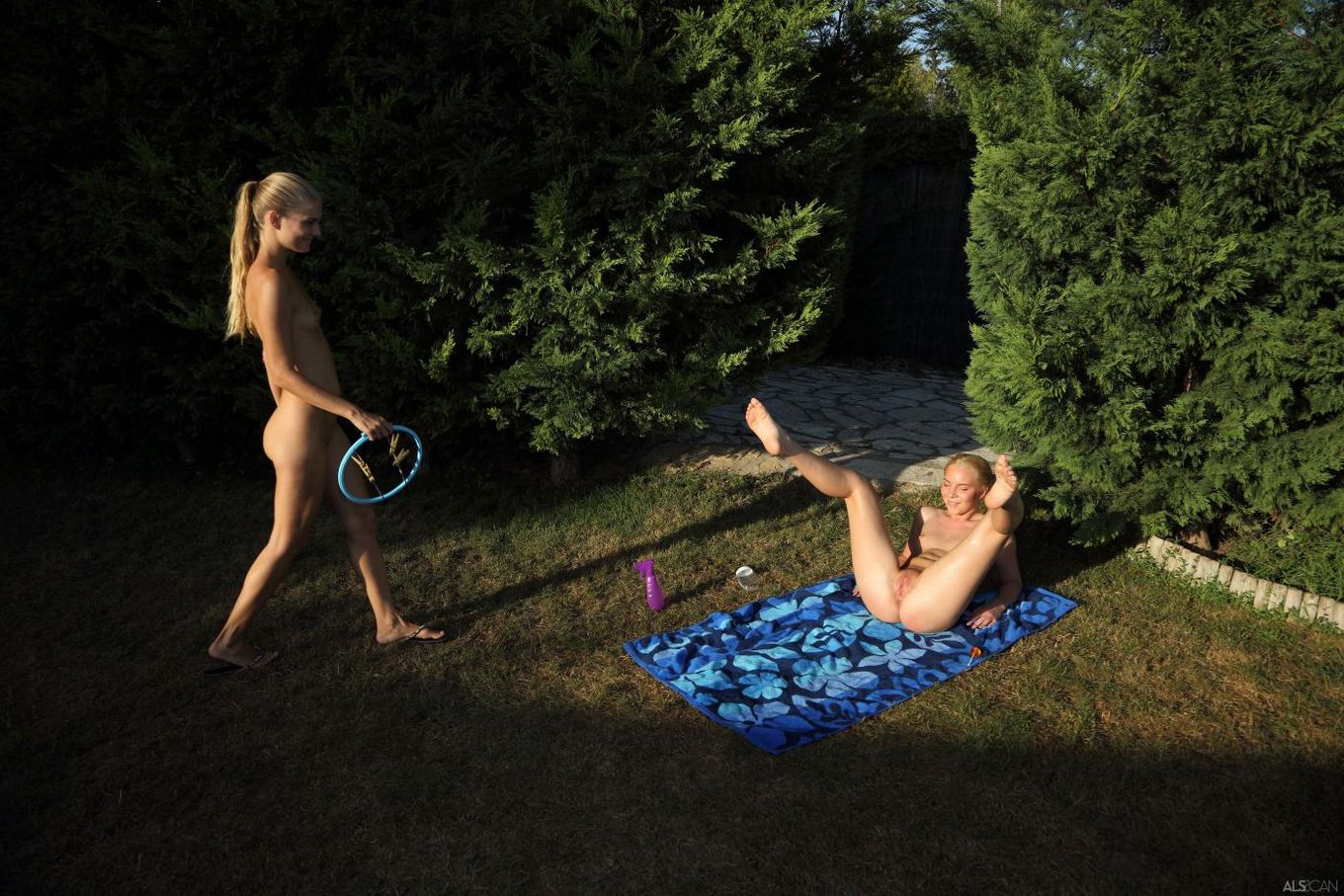 Грязные лесбиянки Angie Koks и Cayenne Klein  играют со своими кисками и губками